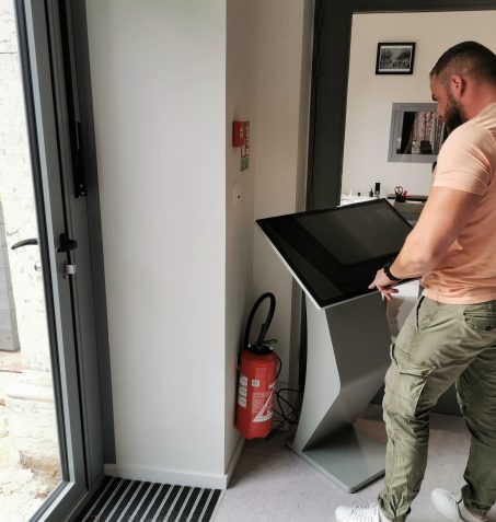 Une Borne tactile 32 pouces pour la Mairie D’Izeaux